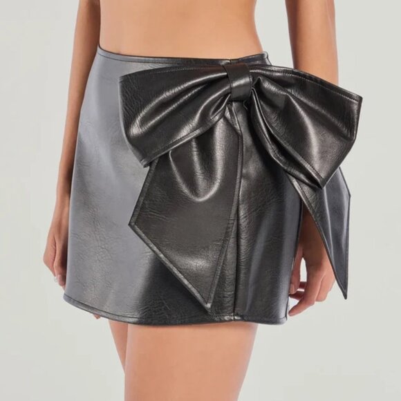 Windsor Leave An Impression Bow Black Faux Leather Mini Skirt Size Small S NWT - Picture 1 of 4